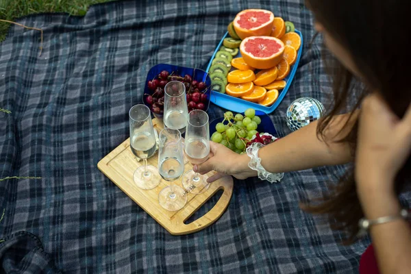 Fille Prend Une Coupe Champagne Lors Pique Nique Fruits Alcool — Photo