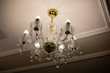 Cam avize. Tavan ışığı kaynağı. Lambalar eski bir avizenin içinde parlıyor..