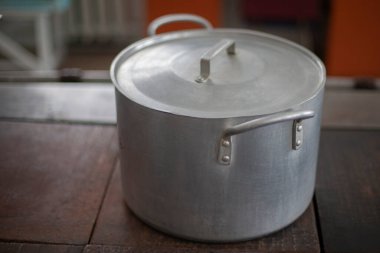 Yemek pişirme tavaları. Mutfak aletleri. Yemek odasındaki eşyalar. Büyük su tankları. Okulda yemek pişirmek.