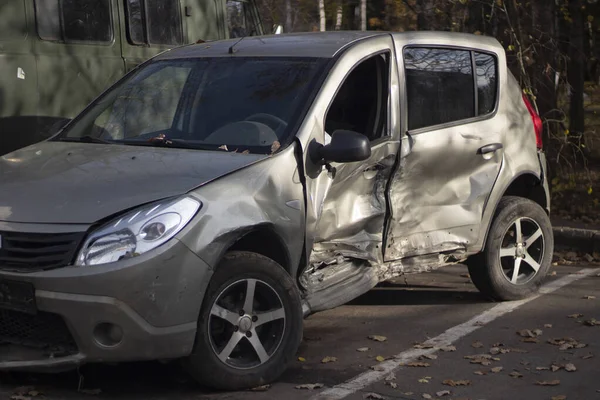 Bilen Efter Olycka Bruten Transport Trasig Bil Gatan Rumpat Järn — Stockfoto