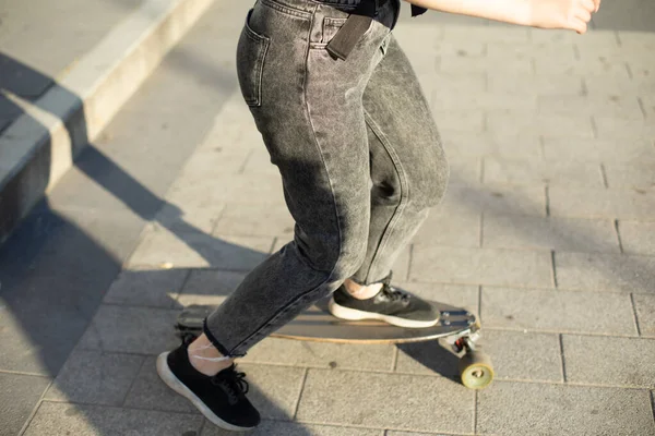 Rapariga Longboard Pernas Estão Num Tabuleiro Com Rodas Relaxe Parque — Fotografia de Stock