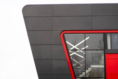 Şehirde bir bina. Basit bir yapı. Ev ayrıntılarıyla dolu. Ön duvar.