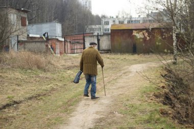 Rusya 'da emekli oldu. Yaşlı adam caddede yürür. Yaşlı bir adamda kötü giysiler. Koltuk değneği olan yaşlı bir adam..
