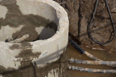 Beton yüzük. Kazı alanında bir kuyu dolusu beton. inşaat işi.