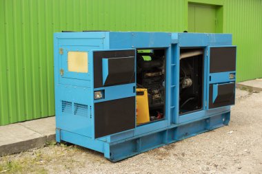 Elektrik jeneratörü. Açık hava soğutma sistemi. Dışarıda fazladan yemek var. Soğutma destek ekipmanı.