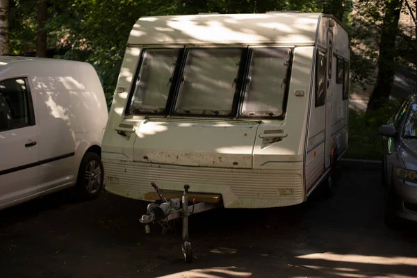 Wohnmobil Auf Dem Parkplatz Autoanhänger Parken Der Nähe Des Hauses — Stockfoto