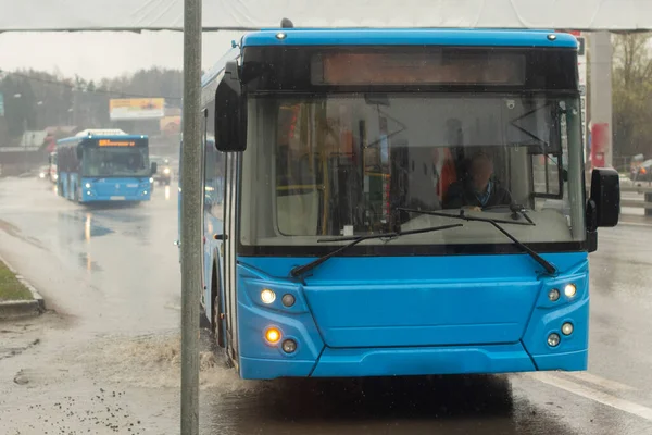 Der Bus Hält Einer Haltestelle Öffentlicher Nahverkehr Moskau Transport Fährt — Stockfoto