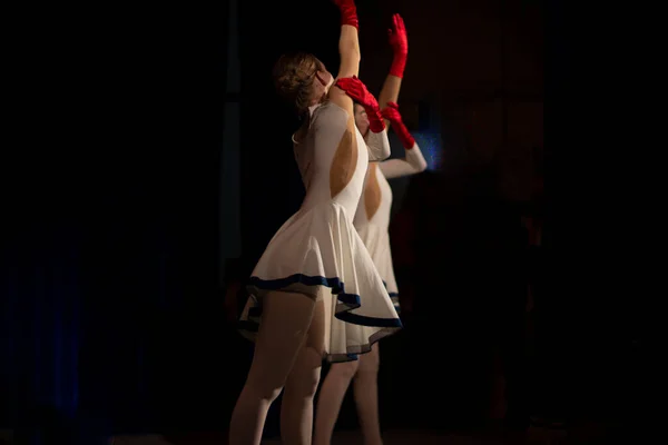 Děti Tančí Jevišti Taneční Lekce Studenti Učí Pohybovat Lekce Choreografie — Stock fotografie