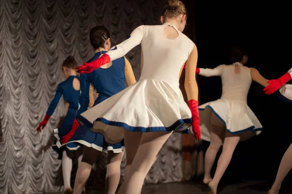 Діти Танцюють Сцені Урок Танцю Студенти Вчаться Рухатися Урок Хореографії — стокове фото