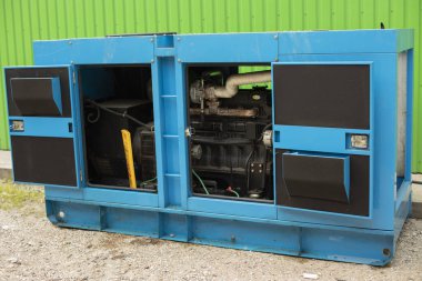 Elektrik jeneratörü. Açık hava soğutma sistemi. Dışarıda fazladan yemek var. Soğutma destek ekipmanı.