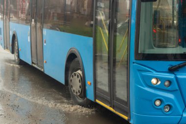 Otobüs bir durakta. Moskova 'da toplu taşıma. Nakliye aracı yolcuların inişine geçiyor..