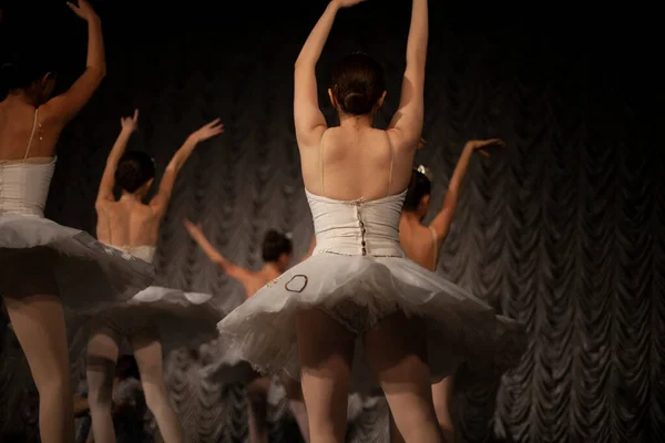 Балерини Білому Тумані Дівчата Танцюють Класичний Балет Урок Танцю — стокове фото