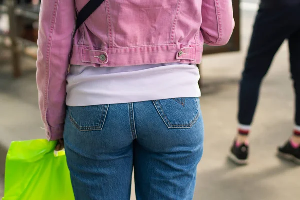 Jeans Sitzen Gut Auf Einem Mädchen Rückentaschen Blue Jeans Die — Stockfoto