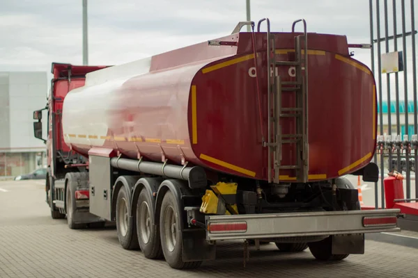 Transportador Combustible Coche Está Una Gasolinera Camión Con Gasolina —  Fotos de Stock