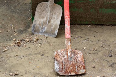 Paslı bir kürek. Eski bir bahçe aleti. Toprağı temizlemek için bir kürek..