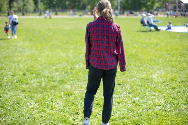 Flickan Står Gräsmattan Med Ryggen Tonåring Ser Fram Emot Det — Stockfoto