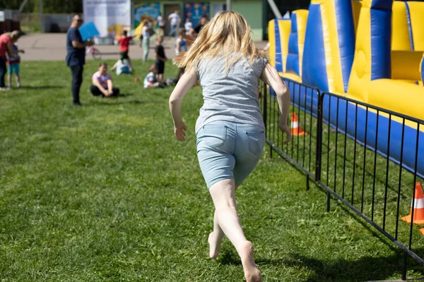 Uma Mulher Corre Para Competição Desporto Descansar Participação Revezamento Férias — Fotografia de Stock