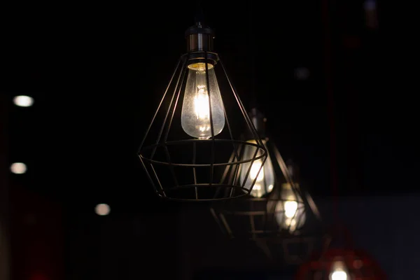 Des Lampes Élégantes Pendent Dans Noir Les Lampes Sont Allumées — Photo