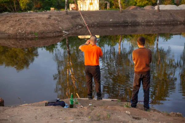 Les Hommes Pêchent Les Gars Pêchent Avec Une Ligne Pêche — Photo