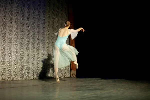 Ballerine Sur Scène Danse Professionnelle Fille Danse Ballet Classique Mouvement — Photo