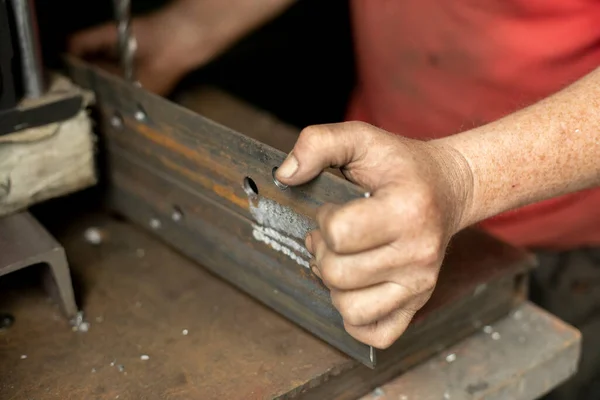 Agujeros Perforados Metal Trabajar Taller Metal Mano Sostiene Acero Blanco —  Fotos de Stock