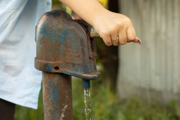 Trycksatt Vatten Vattentillförsel Vattenpost Byn Färskvatten Från Brunnen — Stockfoto