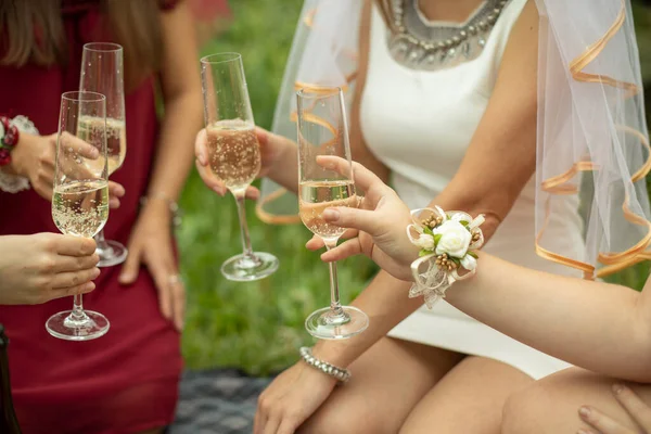 Las Chicas Llevan Gafas Las Manos Los Amigos Beben Vino —  Fotos de Stock