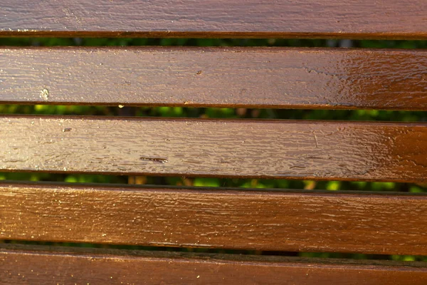 ベンチの上の塗装板の上の新鮮な塗料 背景は茶色の板でできている — ストック写真