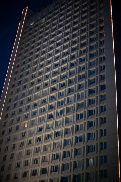 Hochhaus Mit Fenstern Viele Fenster Bürogebäude Nachtaufnahmen Der Architektur Moderne — Stockfoto