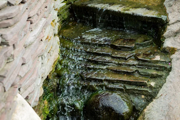 Cachoeira Artificial Água Corre Sobre Pedras Paisagismo Parque — Fotografia de Stock