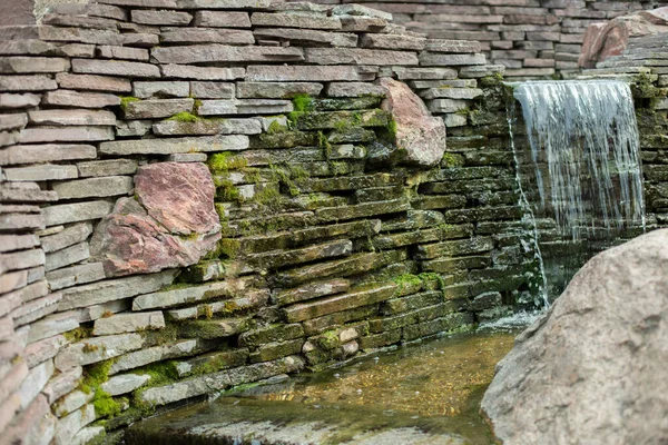 Cachoeira Artificial Água Corre Sobre Pedras Paisagismo Parque — Fotografia de Stock