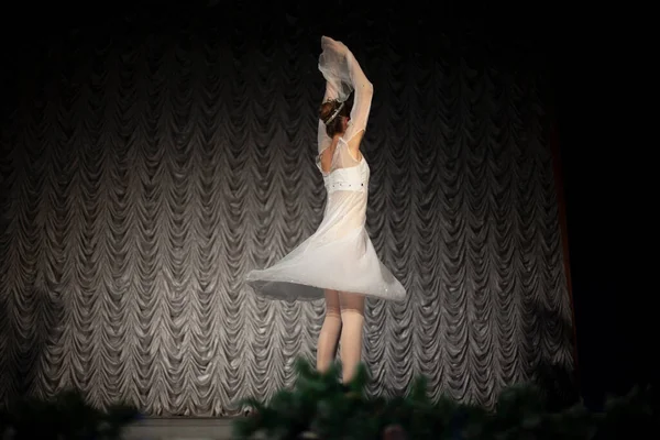 Menina Está Dançando Palco Vestido Branco Artista Está Actuar Belos — Fotografia de Stock
