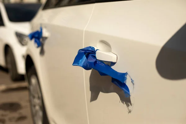 Blauwe Tape Autodeur Bruiloft Decoratie Autodeur Handvat Ceremoniaal Lint Transport — Stockfoto