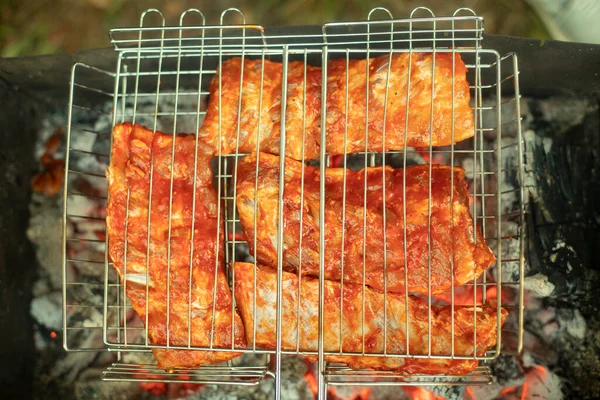 Köttet Grillas Kol Rostade Köttbitar Ett Järnnät Matlagning Naturen — Stockfoto