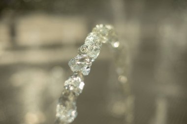 Su sıçratıyorum. Sıvı bir jet. Doğal ışıkta su. Çeşme jeti.