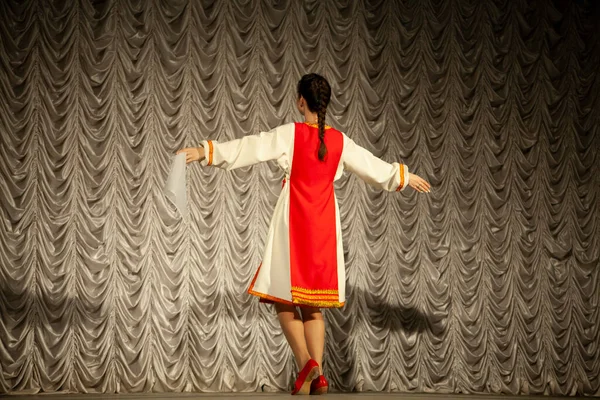 Rusya Halk Kostümü Giymiş Bir Kız Sahnede Performans Koreografi Dersi — Stok fotoğraf