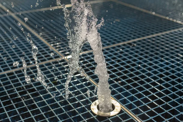 Νερό Πέφτει Από Σιντριβάνι Καθαρό Νερό Ρέει Υπό Πίεση Από — Φωτογραφία Αρχείου