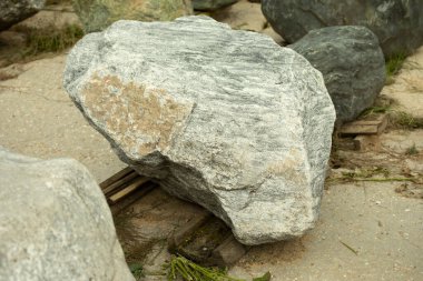 Peyzaj taşı. Parka yerleştirmek için taş. Çakıl taşı bahçe tasarımı için hazırlandı..