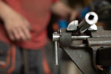 Parça kabzaya sıkıştı. Metal, işlenmek üzere kabzada tutuluyor. Boşluğu dolduruyorum. Çelik boru kesmek için tamir edildi. Garajda çalış..