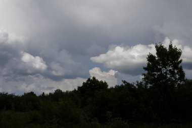Gökyüzündeki bulutlar. Fırtına bulutları. Dışarıda kötü hava var. Beyaz kümülüs bulutları.