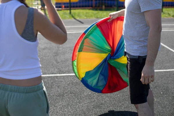 Ember Sporteszközöket Tart Tanár Készíti Elő Botot Testnevelési Lecke Részletei — Stock Fotó