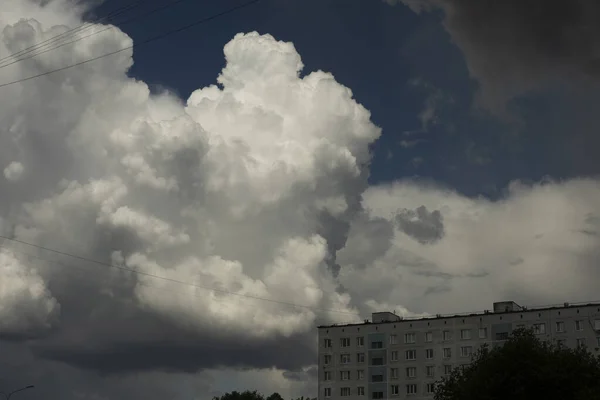 Белое Облако Летом Изменение Погоды Грозовое Облако Над Городом Облачный — стоковое фото
