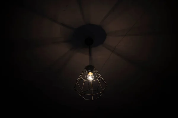 Luce Cupa Nella Stanza Lampada Sotto Soffitto Sul Cavo Una — Foto Stock