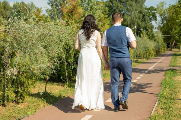Friss Házasok Kéz Kézben Sétálnak Park Ösvényén Egy Fiú Egy — Stock Fotó