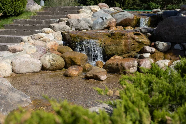 Riacho Entre Pedras Parque Paisagismo Corrediça Alpina Artificial Lugar Para — Fotografia de Stock