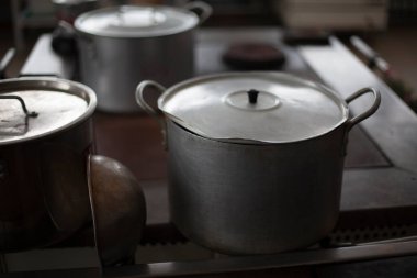 Yemek pişirme tavaları. Mutfak aletleri. Yemek odasındaki eşyalar. Büyük su tankları. Okulda yemek pişirmek.