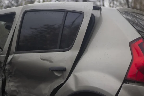 Samochód Został Ewakuowany Wypadku Uszkodzony Transport Stłuczony Metal Szary Samochód — Zdjęcie stockowe