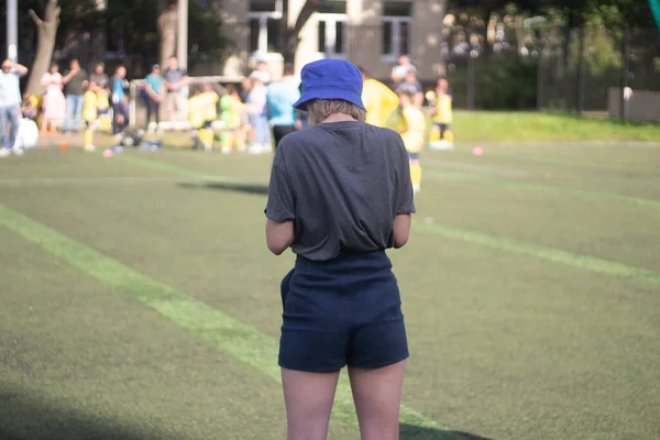 Flickan Tittar Fotboll Kvinnan Tittar Matchen Tjej Shorts Och Hatt — Stockfoto