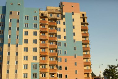 Yazın apartman dairesinde. Şehirdeki konut binası. Panel yapısı.