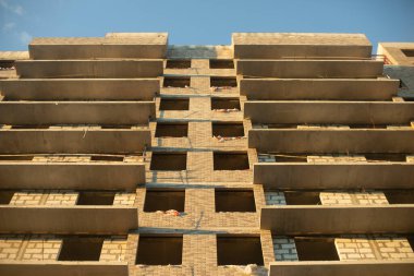 Bir ev inşa etmek. Kaplama olmadan çok katlı bir bina. Rusya 'da bir konut inşaatı. Somut yapı.